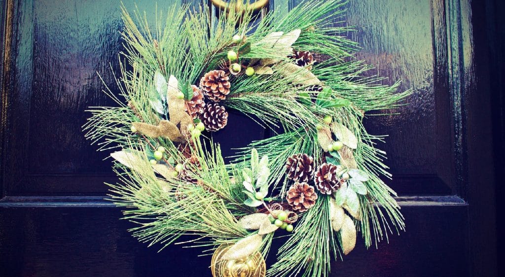 décorer sa porte d'entrée pour noël couronne