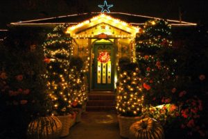 décorer sa porte d'entrée pour noël guirlande lumineuse