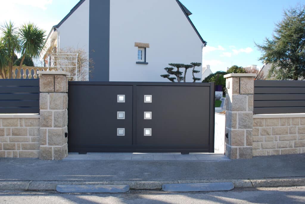 Portail alu design coulissant gris avec motif pour une rénovation.
